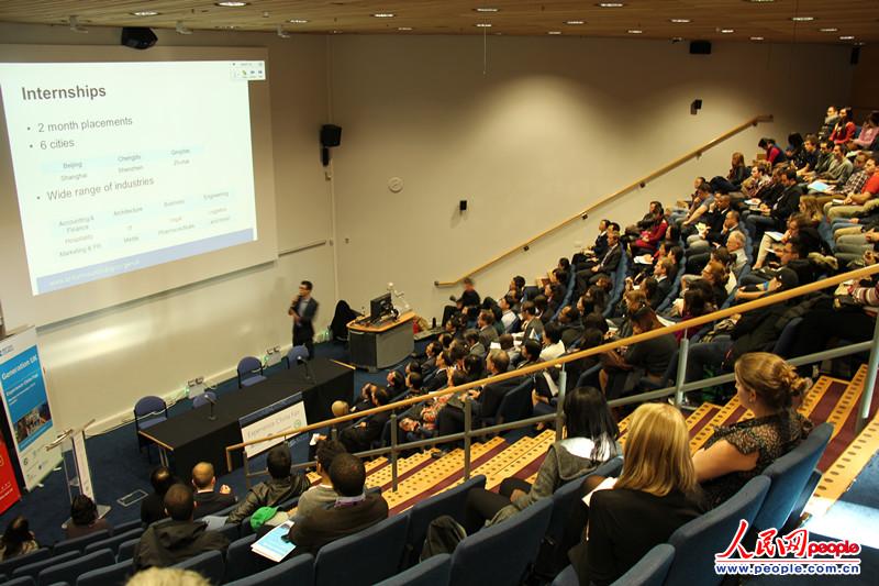 英國文化協會的工作人員為前來參加推介會的同學介紹“英國未來計劃”的具體內容